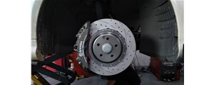 奔馳E級(jí)原車18寸輪轂改裝brembo V6六活塞搭配DICASE
